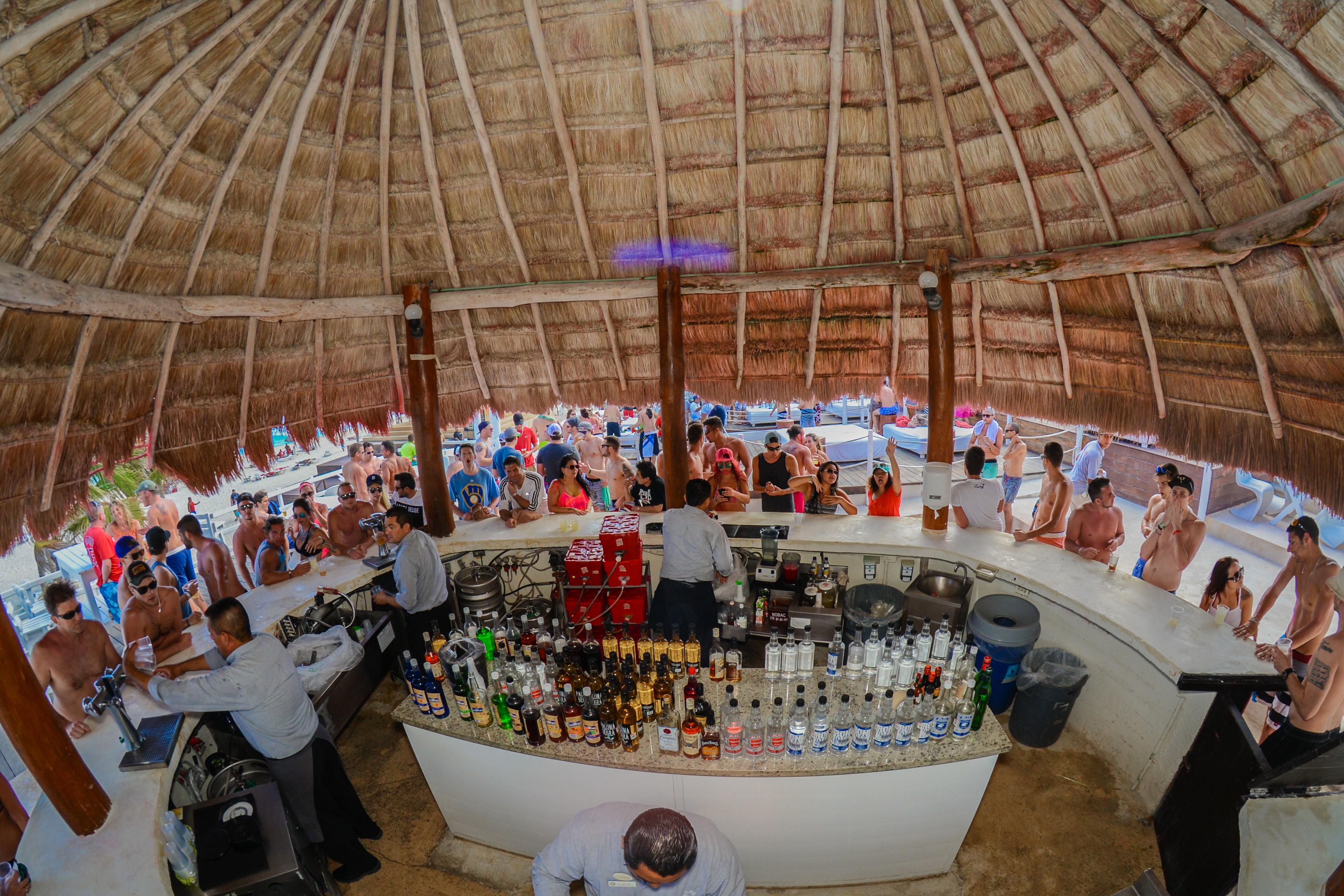 Grand Oasis Cancun Hotell Exteriör bild The bar at the beach club