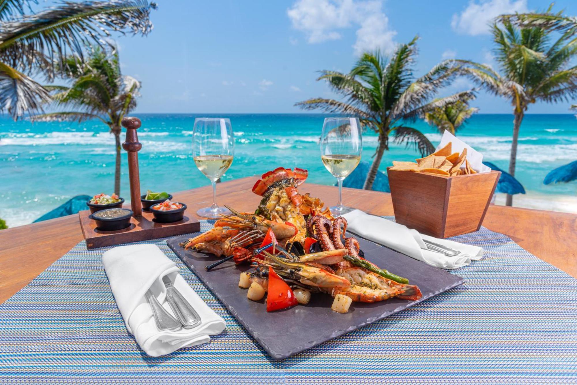 Grand Oasis Cancun Hotell Exteriör bild Seafood at the beach