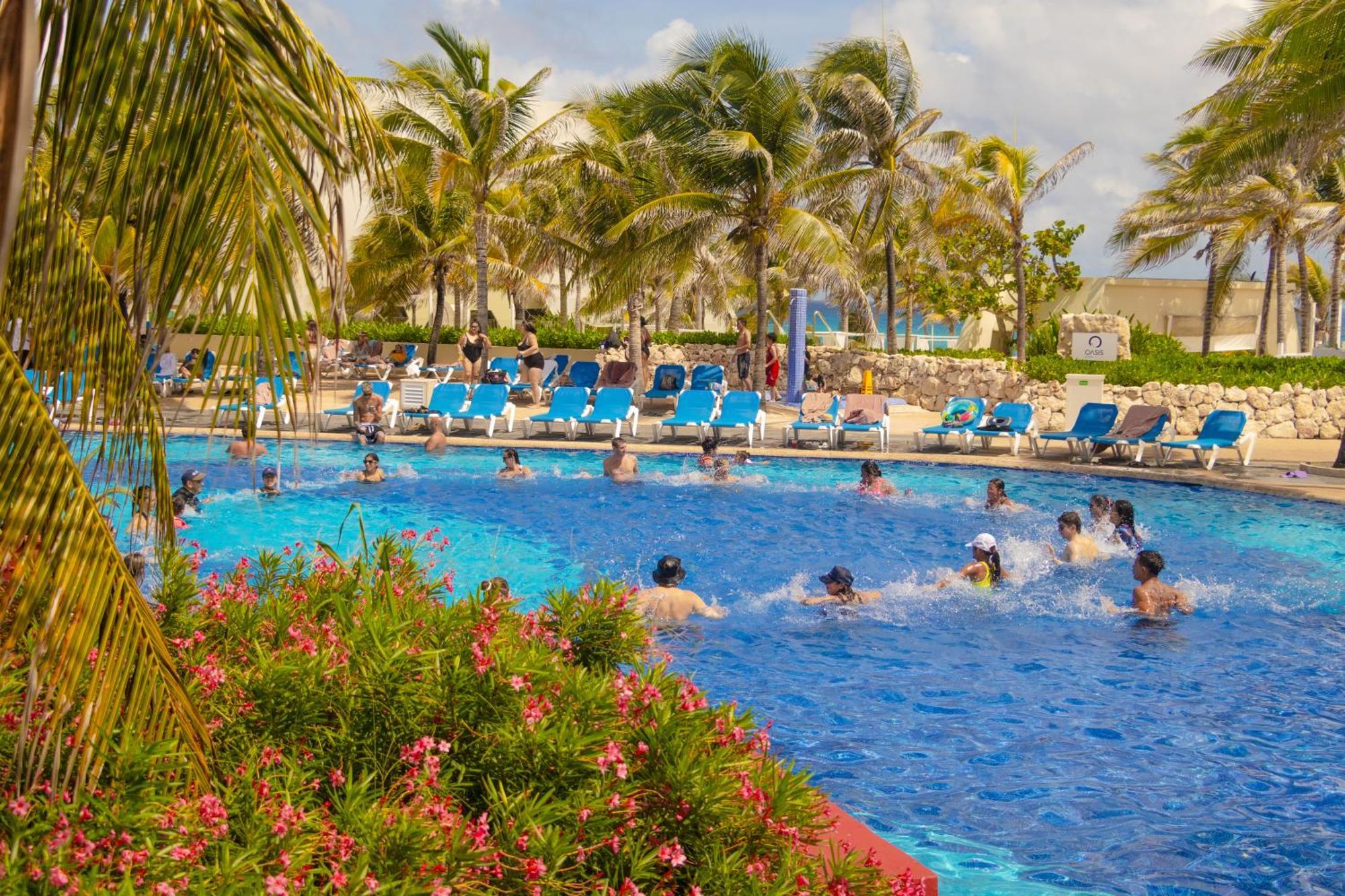 Grand Oasis Cancun Hotell Exteriör bild A swimming pool at a resort in Cancun, Mexico