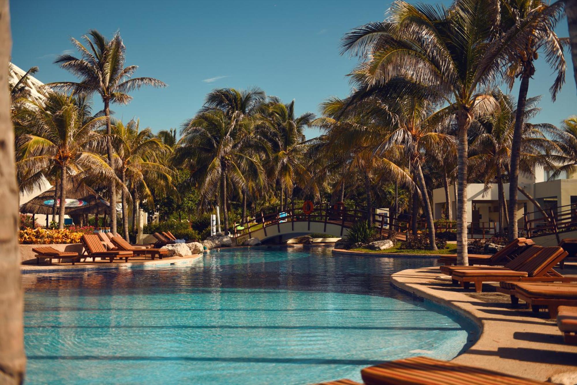 Grand Oasis Cancun Hotell Exteriör bild The swimming pool at the Four Seasons Resort