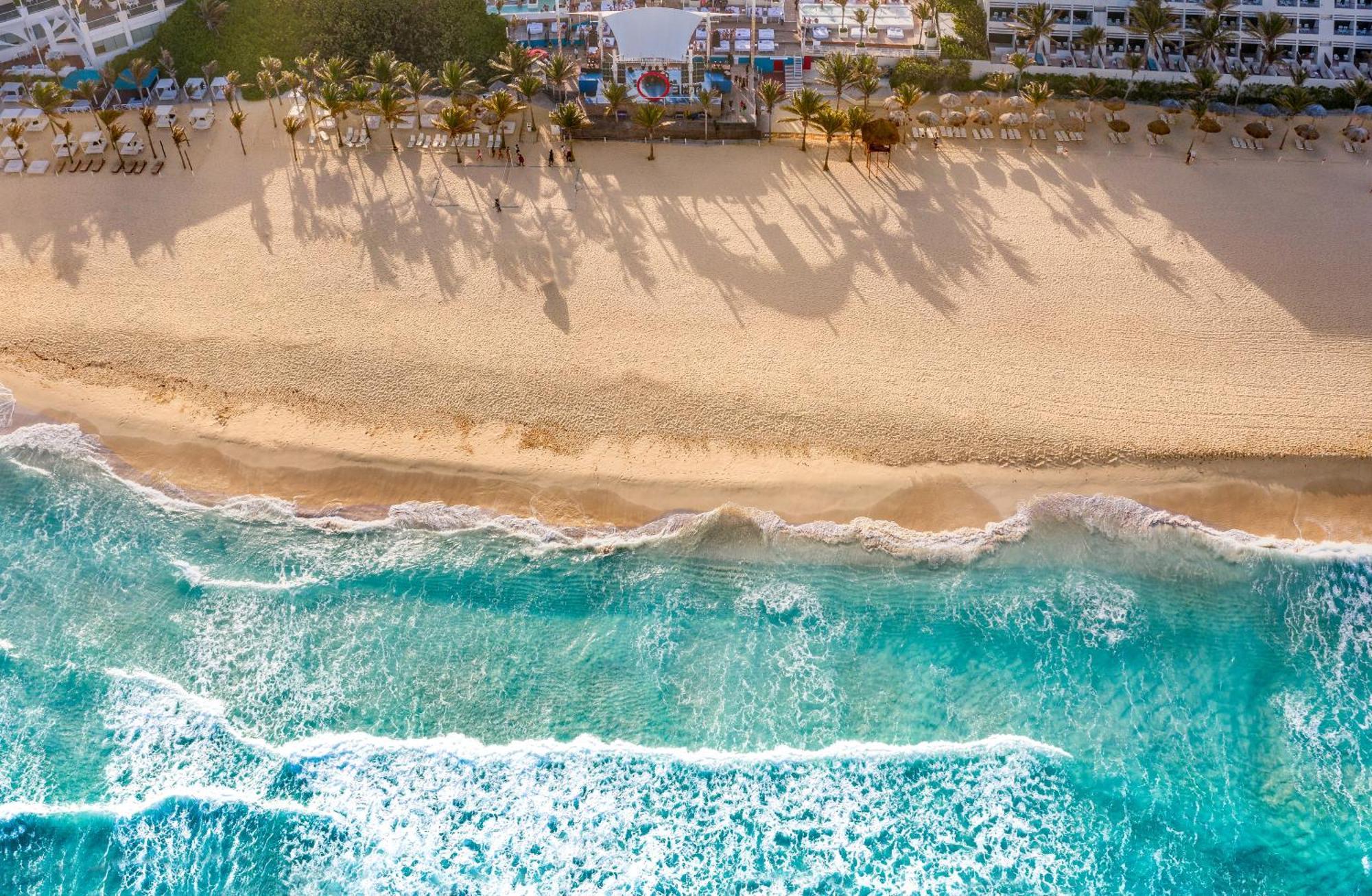 Grand Oasis Cancun Hotell Exteriör bild Aerial view of the beach