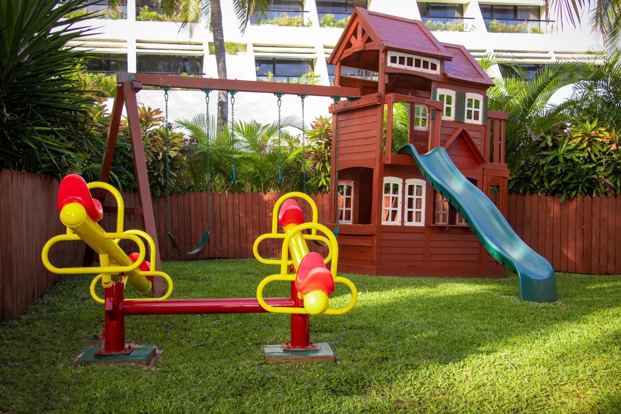 Grand Oasis Cancun Hotell Exteriör bild A playground in a residential area