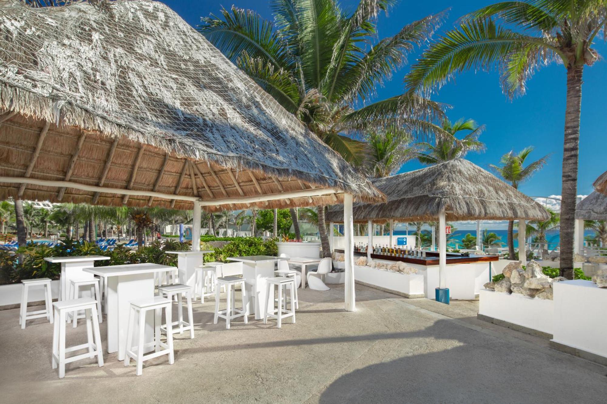 Grand Oasis Cancun Hotell Exteriör bild The beach bar at the resort