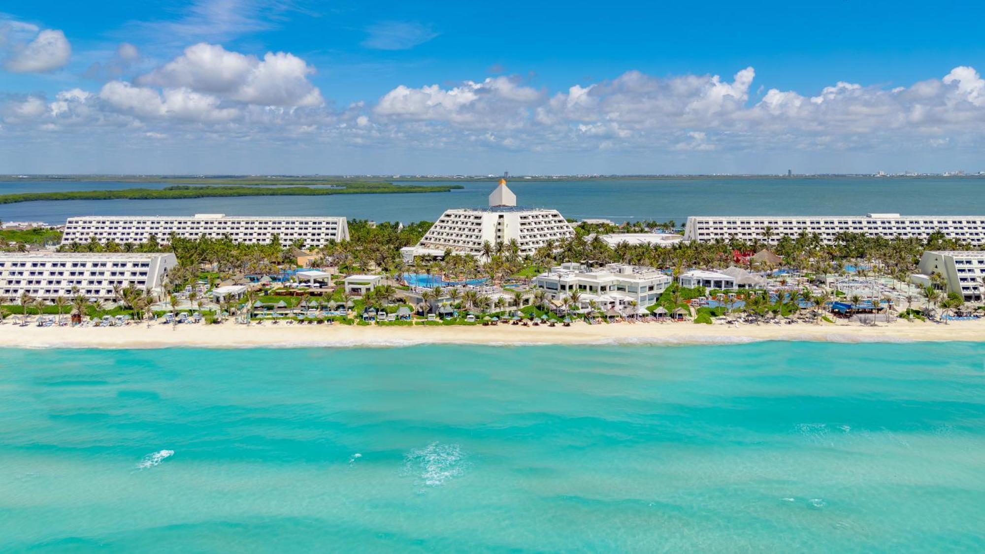 Grand Oasis Cancun Hotell Exteriör bild Aerial view of the resort