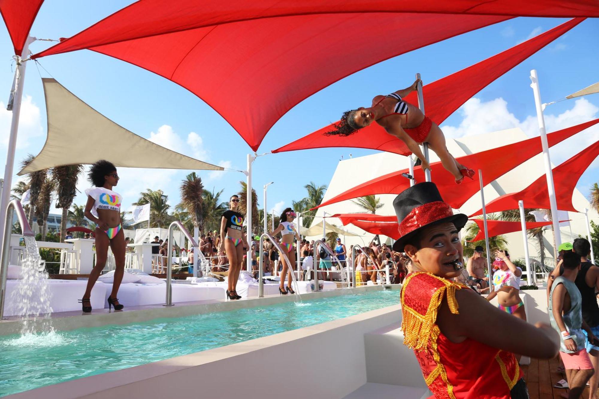 Grand Oasis Cancun Hotell Exteriör bild The pool at the Fontainebleau Beach