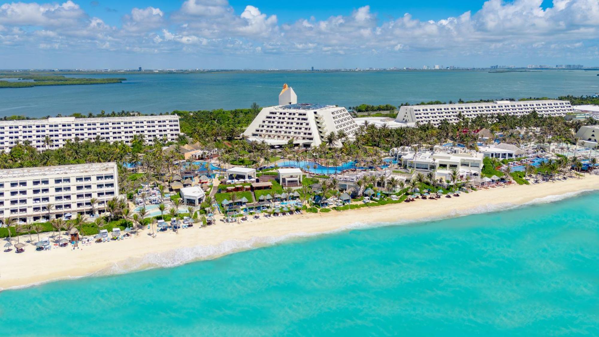 Grand Oasis Cancun Hotell Exteriör bild Aerial view of the resort