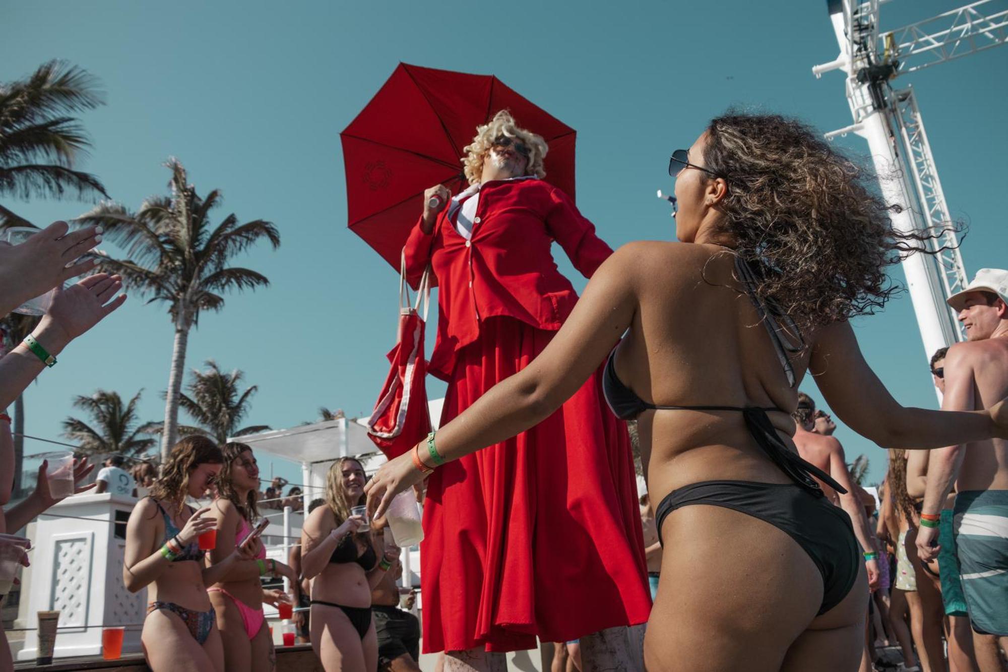 Grand Oasis Cancun Hotell Exteriör bild Drag queen performing at the 2019 edition of the festival