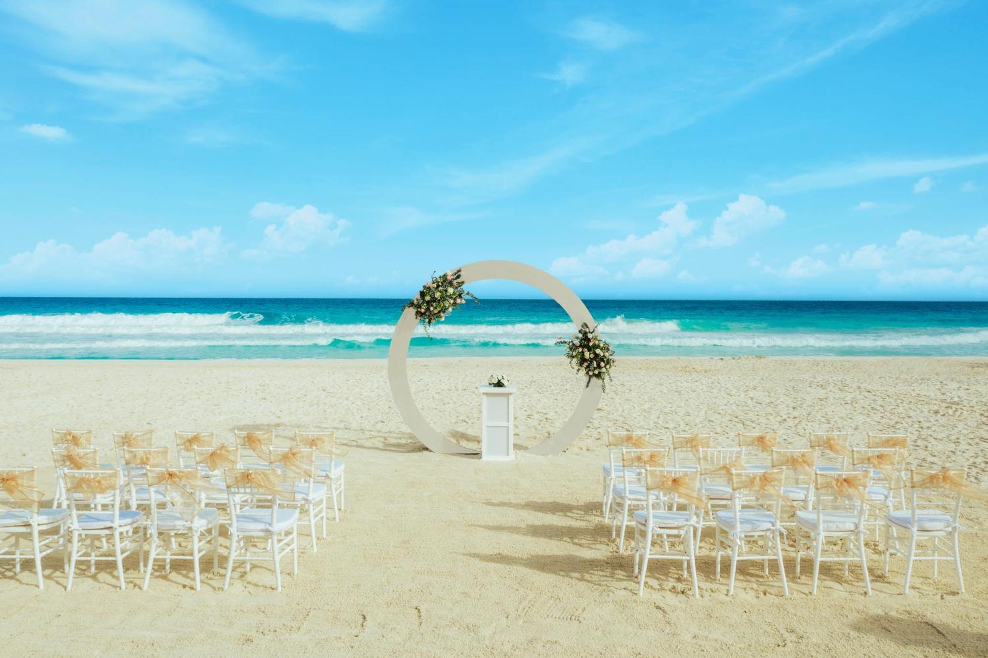 Grand Oasis Cancun Hotell Exteriör bild Beach wedding