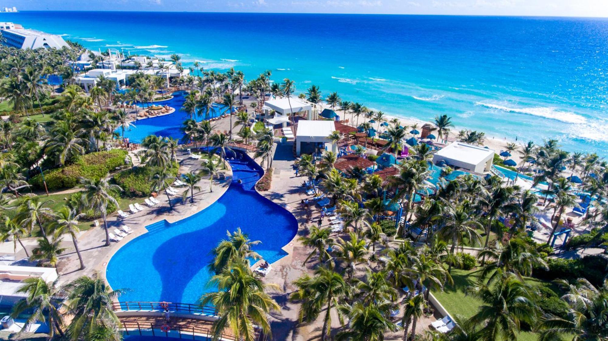 Grand Oasis Cancun Hotell Exteriör bild Aerial view of the resort