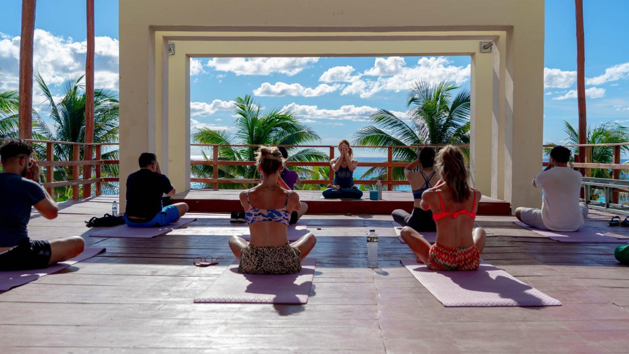 Grand Oasis Cancun Hotell Exteriör bild A yoga class at a resort